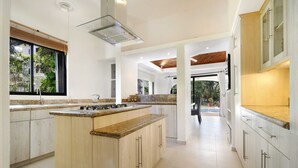 Microwave, oven, stovetop, dishwasher - Large Villa Pool Close To Beach Sleeps 16 (Playa del Carmen)