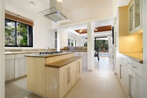 Microondas, horno, parrilla de estufa y lavavajillas 