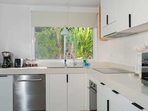 Microondas, horno, placa de cocina y utensilios de cocina
