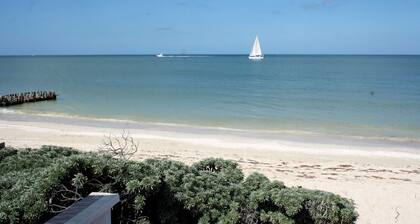 Cute Refurbished Beachfront House, Private Paradise for a Couple