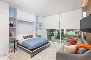 1 kamar tidur, meja kerja, dan ruang kerja ramah laptop