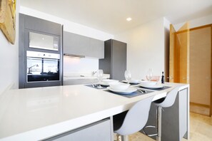 Stovetop, dishwasher, cookware/dishes/utensils - 3BR Penthouse Private Pool Rooftop Sleeps 8 (Playa del Carmen)