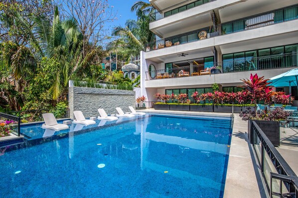 Una piscina al aire libre