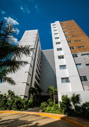 Exterior - Deluxe and Unique 3BR Condo by The Harbor, North of Mérida (Mérida)