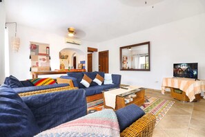 TV - 2 BR Cozy Apartment Only Steps From the Beach ! Perfect Location !!! (Playa del Carmen)
