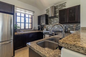 Microondas, horno, parrilla de estufa y lavavajillas 