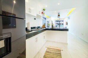 Microondas, parrilla de estufa, utensilios de cocina y comedor 