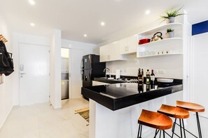 Microondas, parrilla de estufa, utensilios de cocina y comedor 