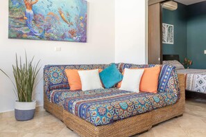 1 kamar tidur, ruang kerja ramah laptop, dan setrika/meja setrika