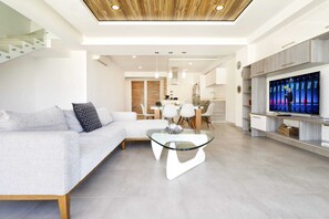 TV - Bright Modern 3 BR! Private Jaccuzzi! Fast Wifi!! (Playa del Carmen)