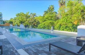 Kolam renang outdoor, dengan kursi berjemur