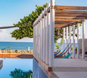 Pool - Stunning Beachfront Suites, Fiber Optic, East of Progreso (Progreso)