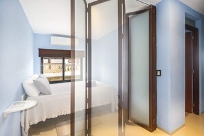 2 chambres, espace de travail pour ordinateur portable