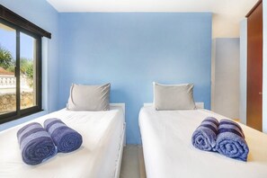 2 sovrum, arbetsyta för laptop, strykjärn/strykbräda och sängkläder