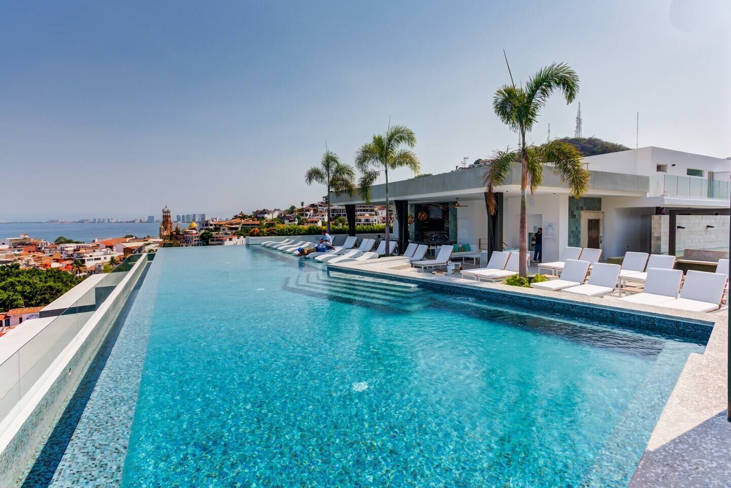 Alberca al aire libre, alberca en la azotea y camastros