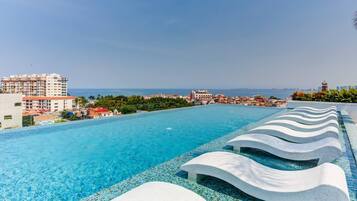 Alberca al aire libre, alberca en la azotea y camastros