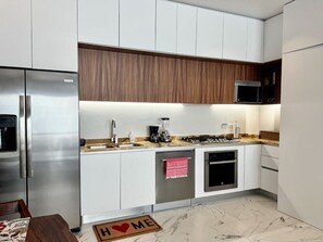 Microondas, horno, placa de cocina y lavavajillas
