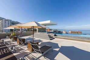 حمّام سباحة خارجي، حمّام سباحة لا متناهي