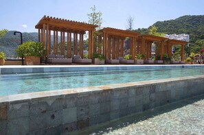 Alberca al aire libre y alberca infinita