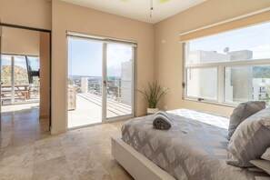 3 kamar tidur, ruang kerja ramah laptop, dan setrika/meja setrika