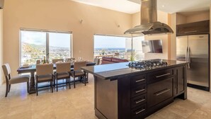Microwave, oven, stovetop, dishwasher - Rare Penthouse 3 Beds // 2.5 Baths // Walking Distance to Cabo San Lucas Marina!! (Cabo San Lucas)