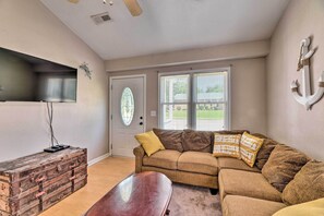TV, DVD player - Cozy Pantego Cottage ~ 5 Miles to Belhaven! (Pantego)