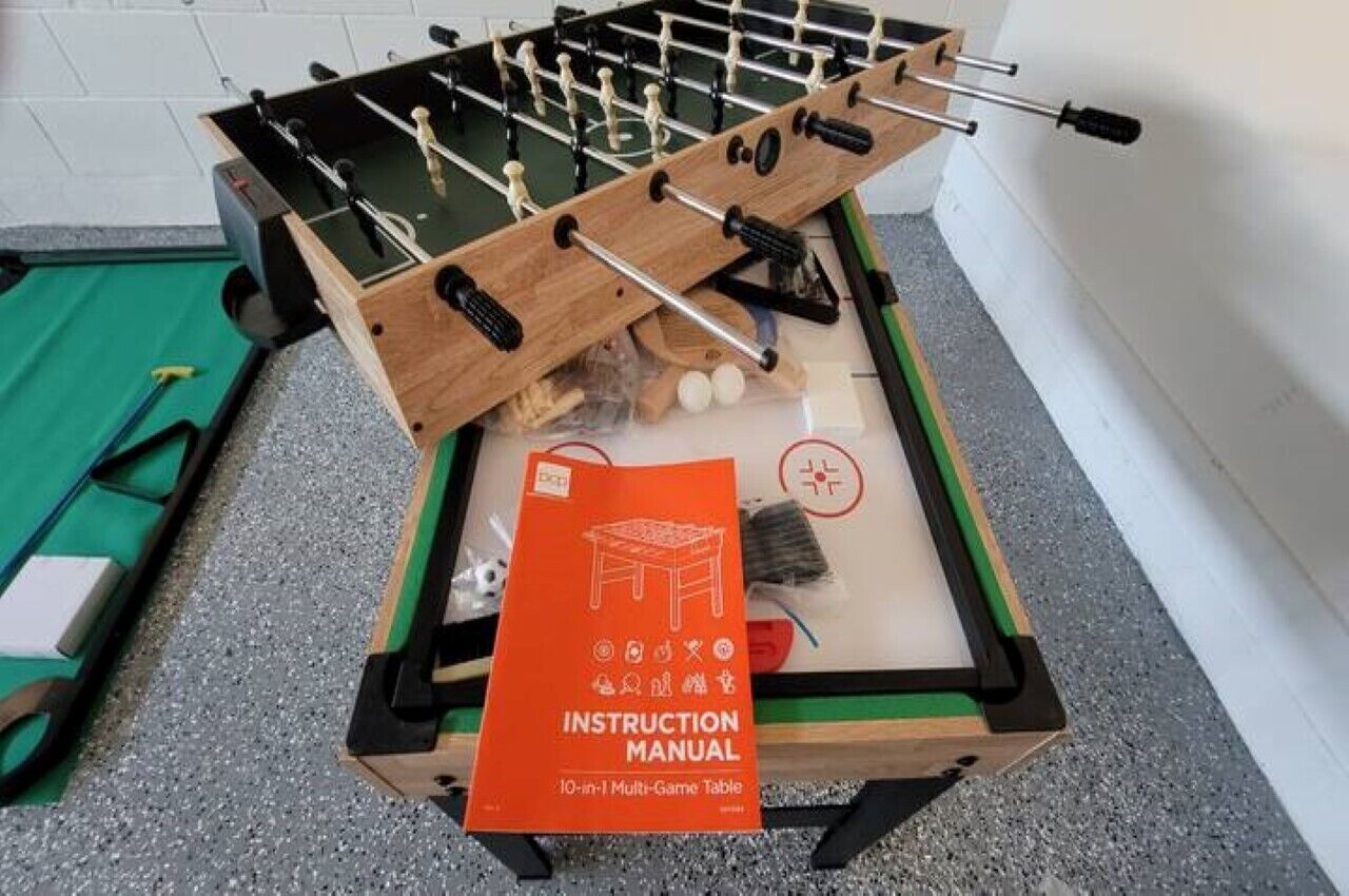 Una mesa de fútbol de mesa con un manual de instrucciones a un lado.