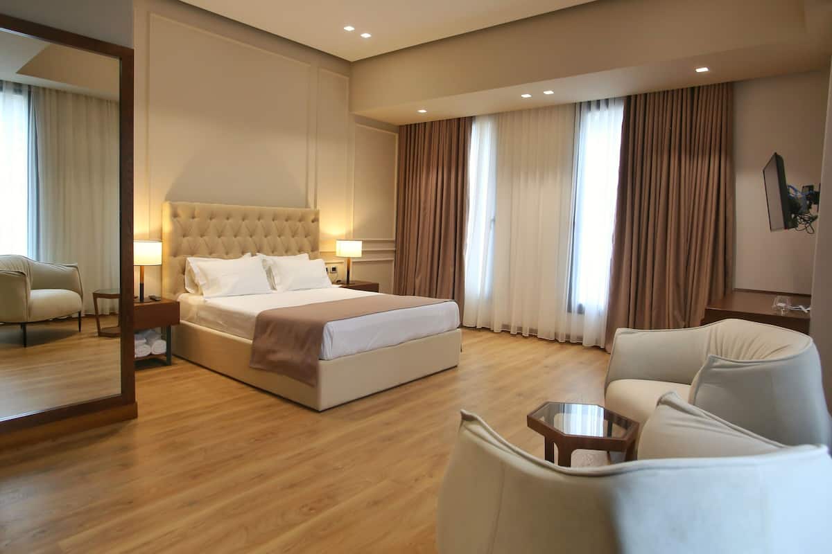 Desk, laptop workspace, travel cot, free WiFi