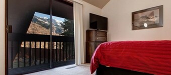 Phenomenal Getaway w/ Private Hot Tub, Mountain Views & Prime Location