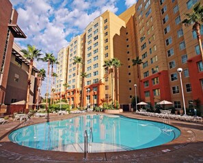 Outdoor pool, a heated pool - Week 49 December 4-10  (Las Vegas)