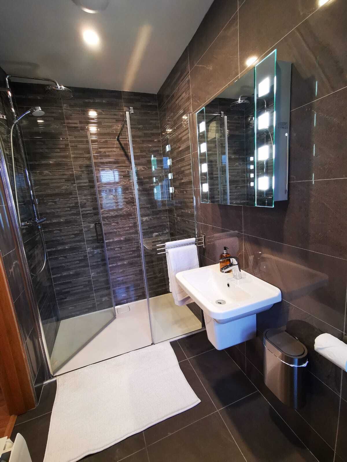 Dusj, hårføner, håndklær og såpe