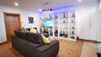 Una Smart TV, libros