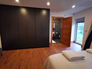 2 chambres, bureau, fer et planche Ă repasser, accĂšs au Wi-Fi (inclus)