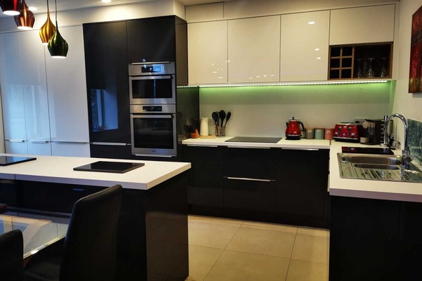 Frigorífic, microones, forn i placa de cuina