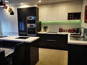 Réfrigérateur, four à micro-ondes, un four, surface de cuisson