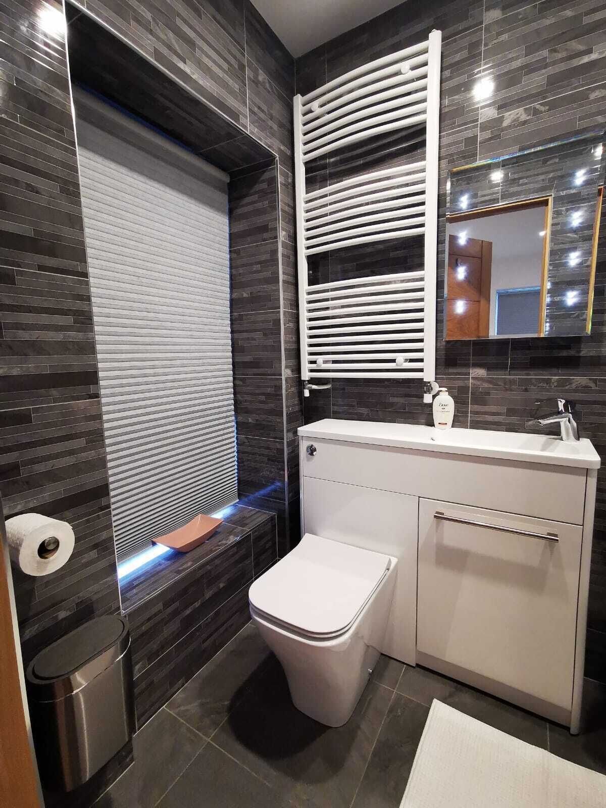 Douche, sèche-cheveux, serviettes fournies, savon