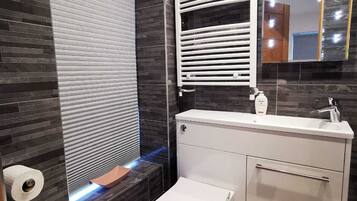 Douche, sèche-cheveux, serviettes fournies, savon