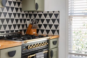 冰箱、微波炉、烤箱、炉灶