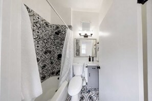 Baignoire, sèche-cheveux, serviettes fournies