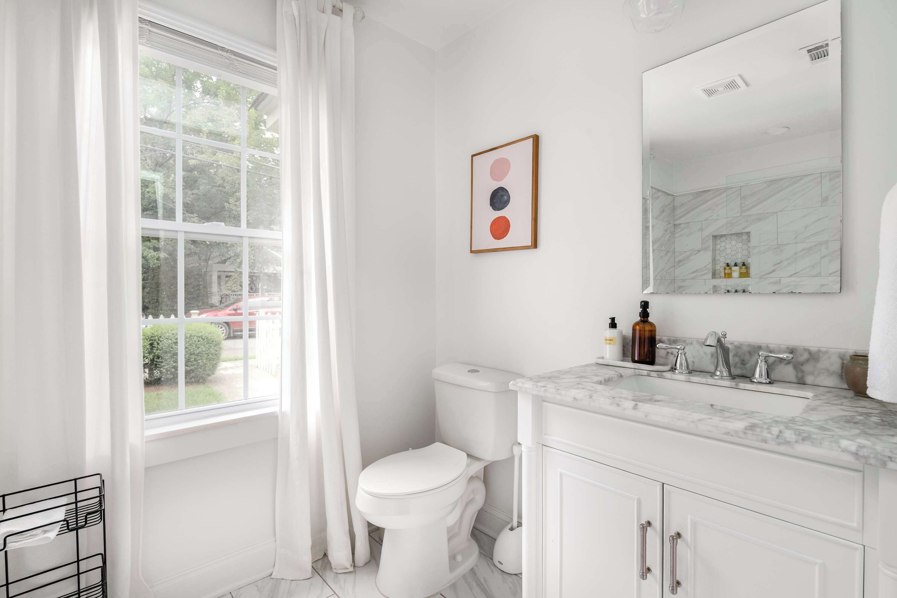 Une salle de bain moderne avec des toilettes, un lavabo et un miroir.
