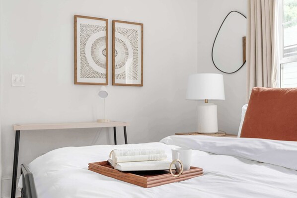 2 bedrooms, desk, iron/ironing board, WiFi