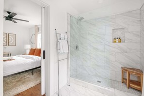 浴槽、ヘアドライヤー、タオル