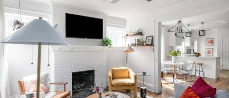 Télévision, cheminée, espaces bureaux
