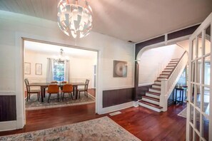 4 soverom, skrivebord, wi-fi (inkludert) og sengetøy