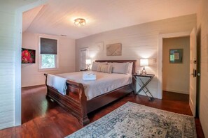 4 soverom, skrivebord, wi-fi (inkludert) og sengetøy