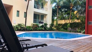 Una piscina al aire libre
