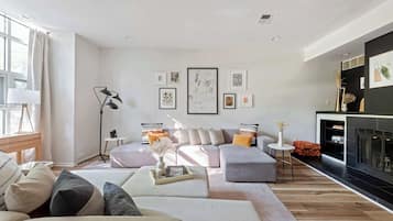 Televisie, een open haard en een kantoor