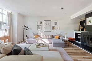 Télévision, cheminée, espaces bureaux