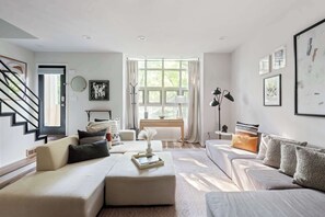 Télévision, cheminée, espaces bureaux