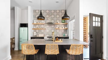 Kjøleskap, mikrobølgeovn, ovn og kokeplater